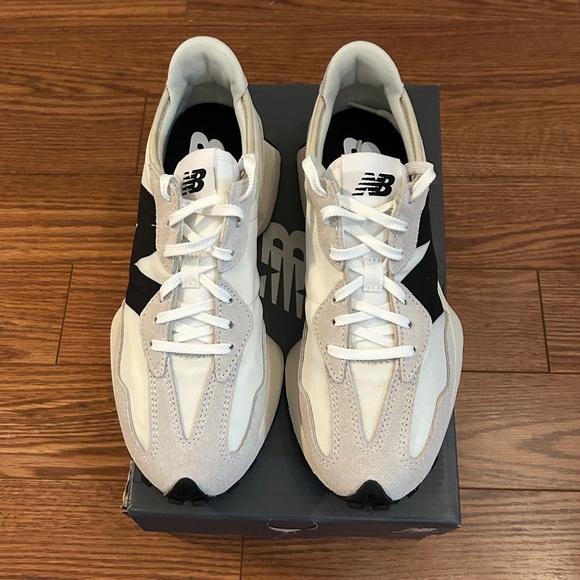 NWT New Balance 327 Women's Black and White Sneakers - Picture 4 of 9